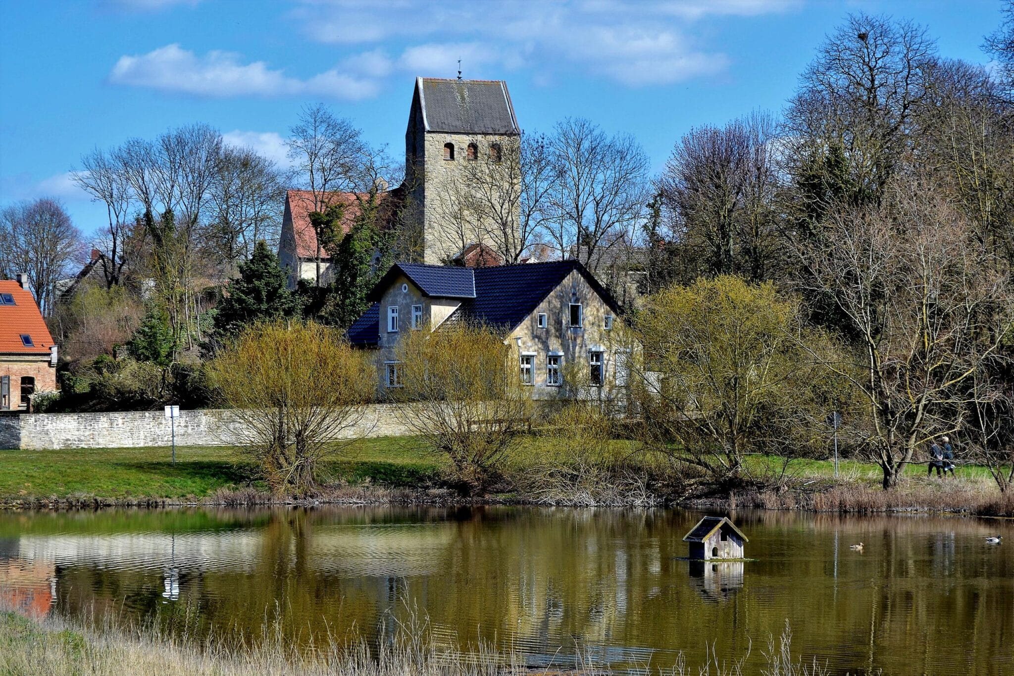 Die Idylle mit Teich und Salzwiesen befindet sich direkt unterhalb der Sülldorfer Kirche