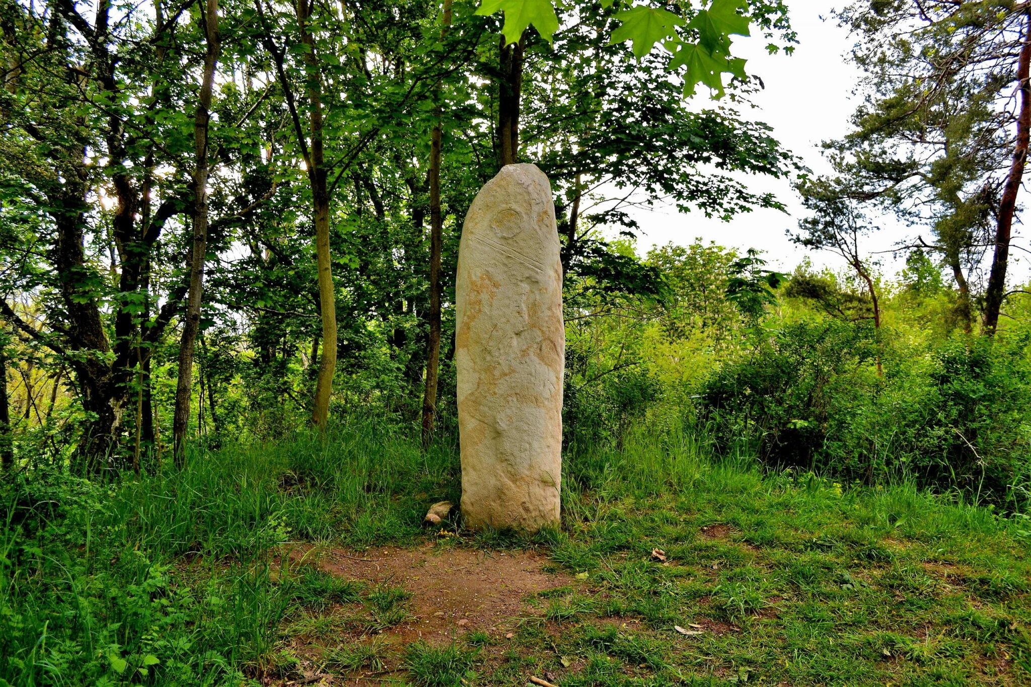 Der Menhir von Seehausen hat bereits eine lange Geschichte. Heute steht hier der .Lange Stein" in Kopie.